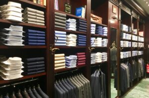 メンズアパレル　壁面の棚　シャツ　ジャケット