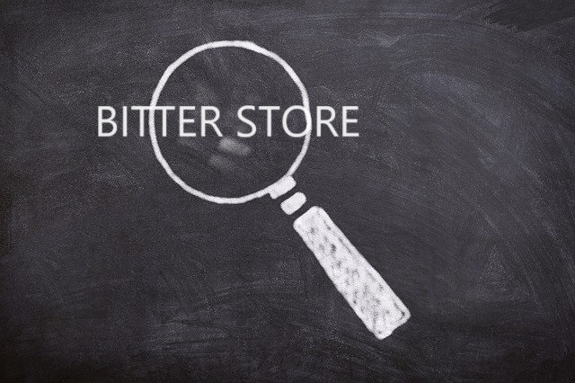 黒板　白いチョーク　虫眼鏡のイラスト　「BITTER STORE」