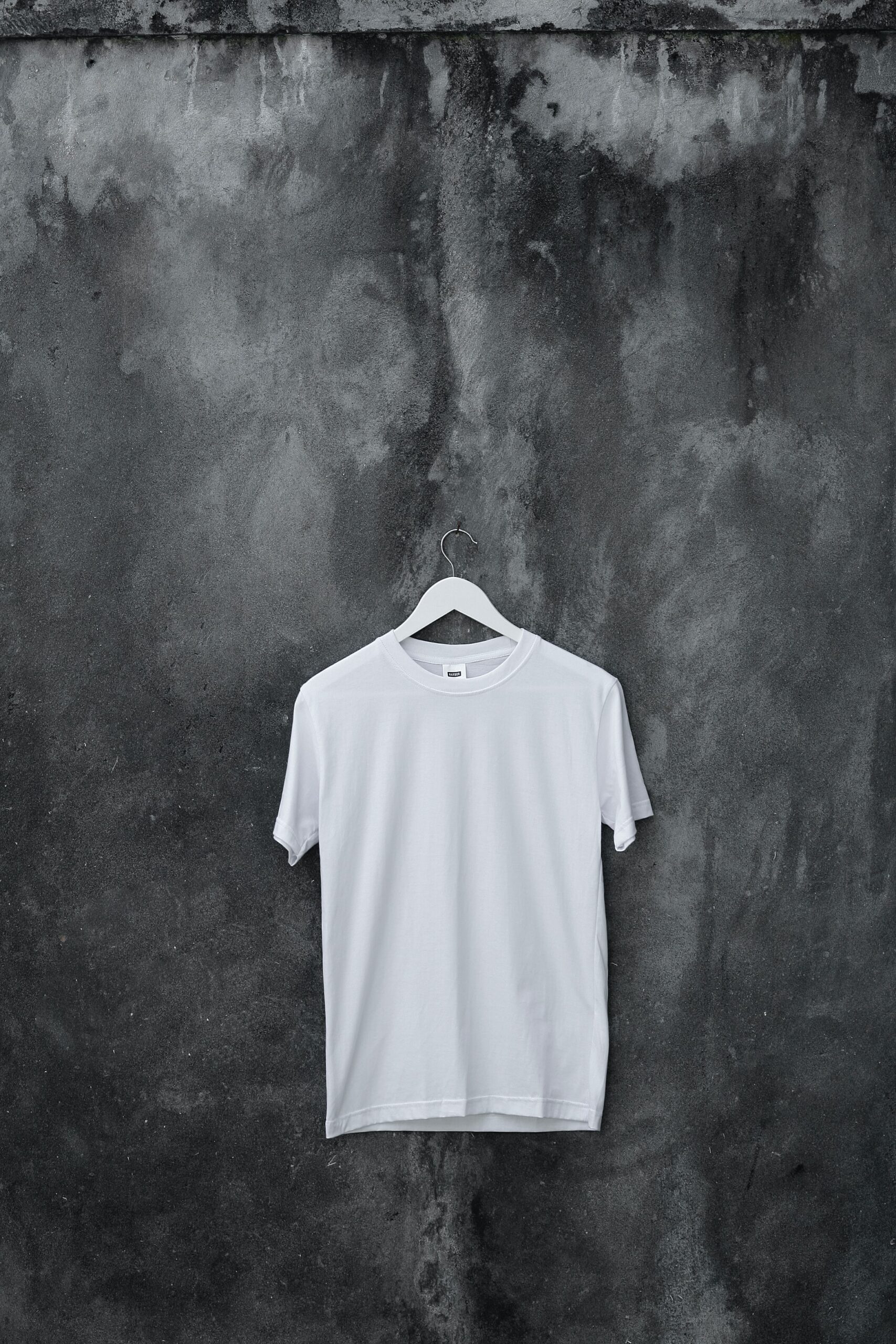 灰色の壁　白いTシャツ